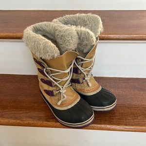 Sorrel snow boots